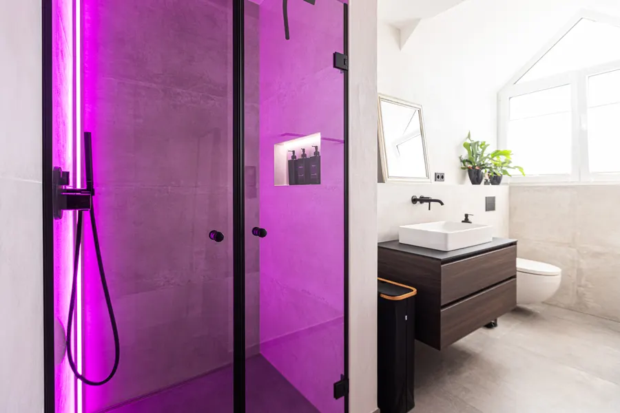 Bad mit breiter Walk-in-Dusche, Glaswand und Waschtisch