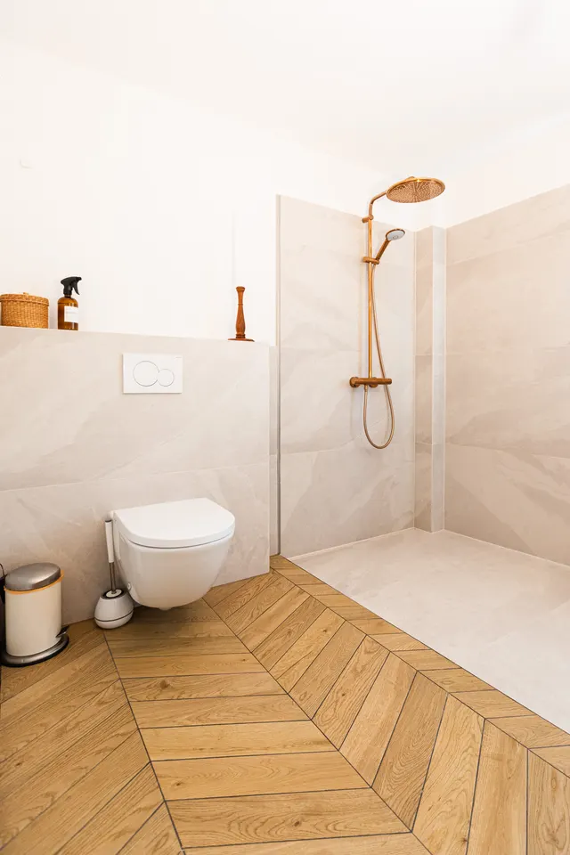 Bodengleiche Dusche mit Boden in Holzoptik