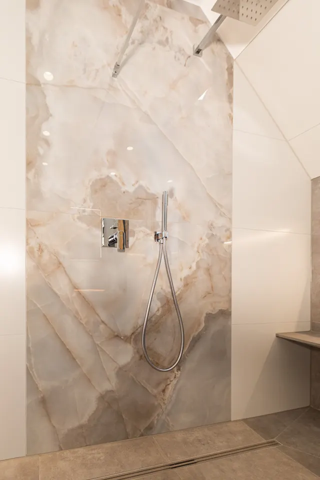 Dusche mit Großformatfliesen in Marmoroptik
